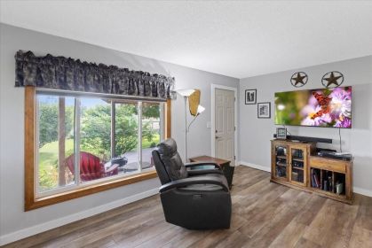 BEST OF BOTH WORLDS! WEST PLAINS FARMHOUSE, 4.6 ACRES
