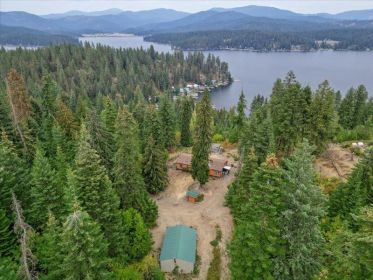 STUNNING VIEWS OF NEWMAN LAKE