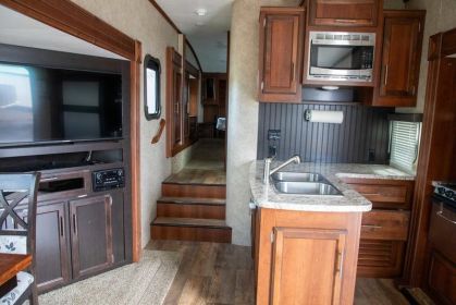 2017 5TH WHEEL WITH 3 SLIDES