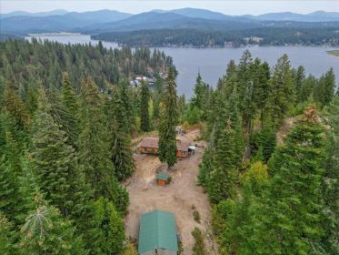 STUNNING VIEWS OF NEWMAN LAKE