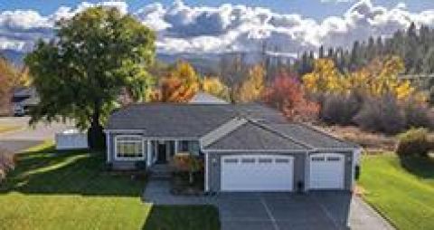 INVITING & COZY 3 BEDROOM, 2 BATHROOM HOME