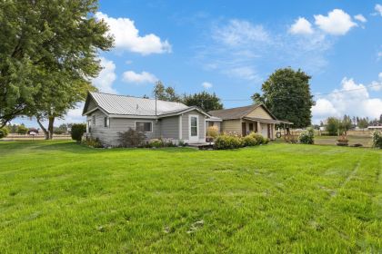 BEST OF BOTH WORLDS! WEST PLAINS FARMHOUSE, 4.6 ACRES BEST OF BOTH WORLDS! WEST PLAINS FARMHOUSE, 4.6 ACRES