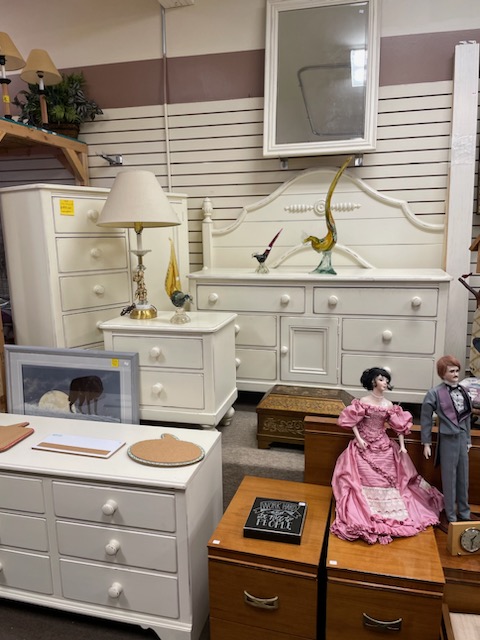 BEAUTIFUL WHITE BEDROOM SET. THIS ONE WON'T LAST! BEAUTIFUL WHITE BEDROOM SET. THIS ONE WON'T LAST!