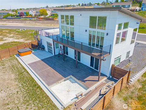 CUSTOM LAKE HOME JUST YARDS FROM MONTLAKE PARK'S