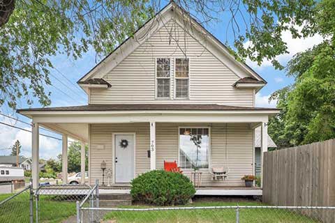 AFFORDABLE & ADORABLE! CHARMING HOME JUST MINUTES 