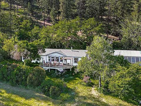 FIND UNMATCHED PEACE AT THIS HAWK CREEK RETREAT