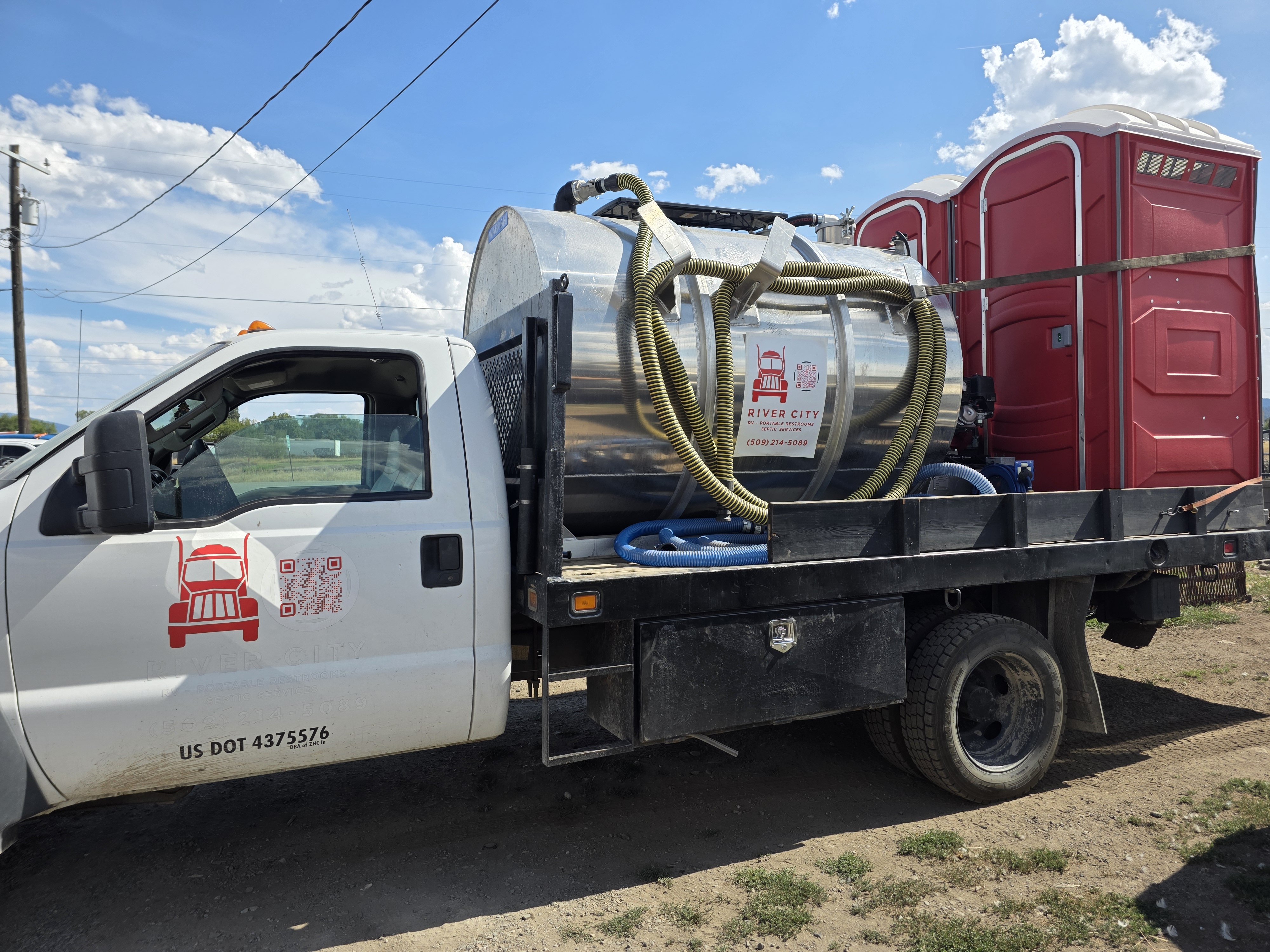RV TANK PUMP OUT SERVICE. FAST, CLEAN & HASSLE FREE!