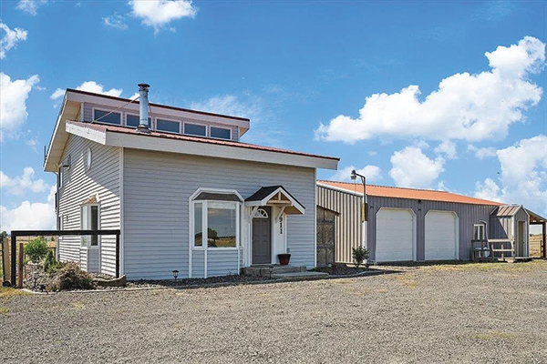 COUNTRY LIVING - MODERN COMFORT!