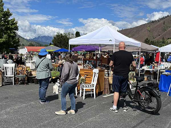 APPLE ANNIE’S FALL FLEA MARKET