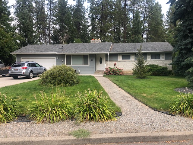 4 BED & 2 BATH HOME ON 3/4 OF AN ACRE