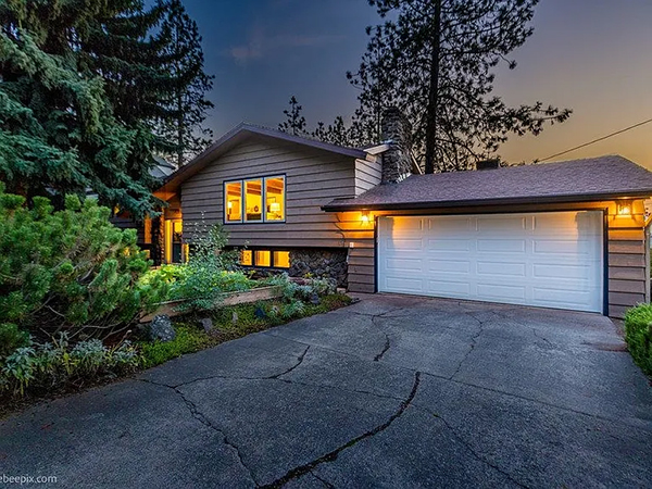SUNSET VIEWS AT THIS REMODELED 1966 HIGH DRIVE BLUFF RETREAT