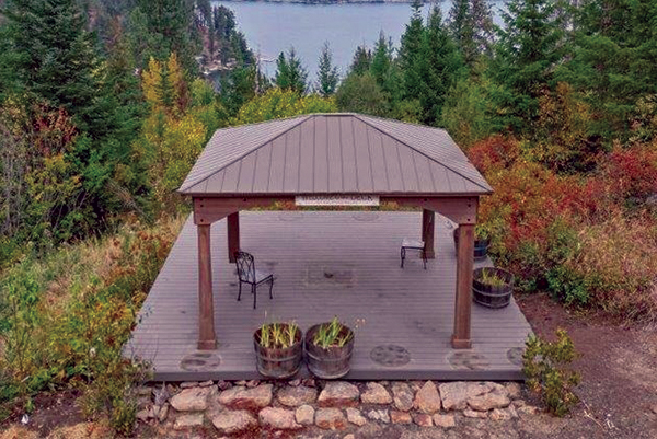 STUNNING VIEWS OF NEWMAN LAKE