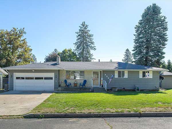 BLEND OF COMFORT & UPDATES FOR THIS RANCHER