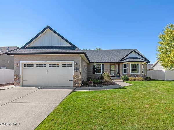 SUPER CLEAN SINGLE-LEVEL HOME IN HAYDEN 