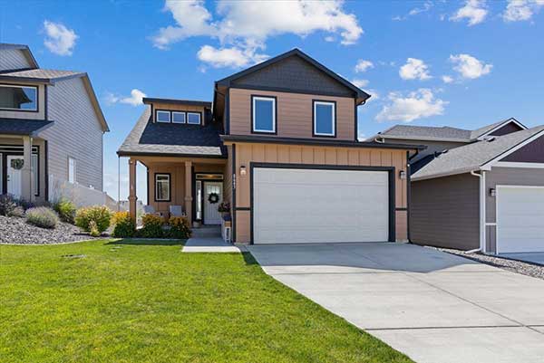 BEAUTIFULLY MAINTAINED & CHARMING 3 BED & 3 BATH 
