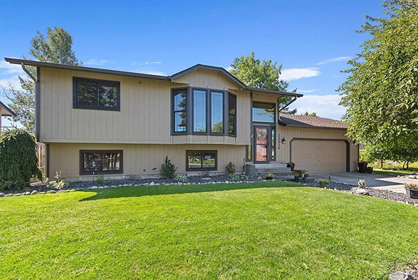 MOTIVATED SELLER, PRICED BELOW MARKET! MOVE IN READY!