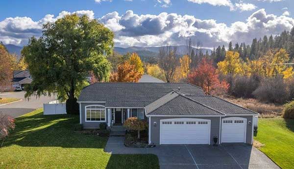 INVITING & COZY 3 BEDROOM, 2 BATHROOM HOME