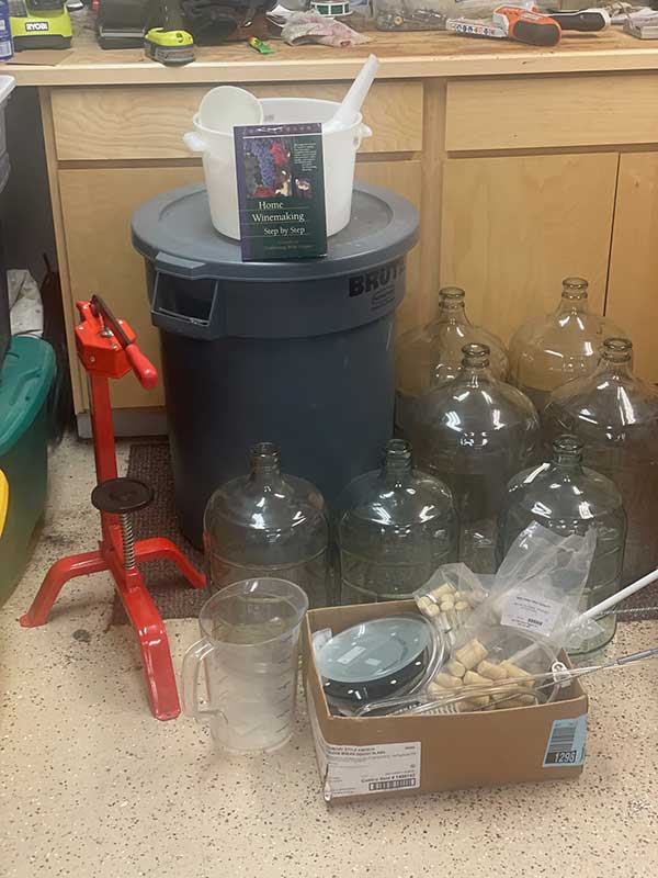 WINE MAKING SUPPIES: PERFECT SETUP FOR ASPIRING HOME VINTER!