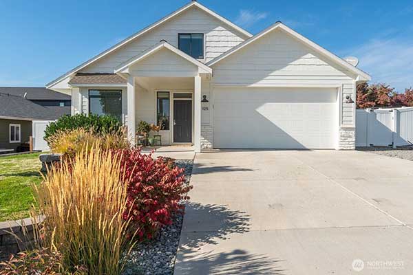 BEAUTIFULLY UPDATED LAKE CHELAN HOME