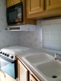 LANCE TRUCK CAMPER 1121