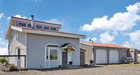 COUNTRY LIVING - MODERN COMFORT!