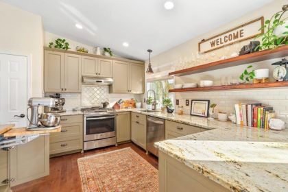 INVITING & COZY 3 BEDROOM, 2 BATHROOM HOME