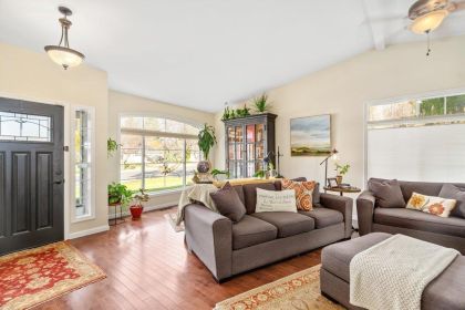 INVITING & COZY 3 BEDROOM, 2 BATHROOM HOME