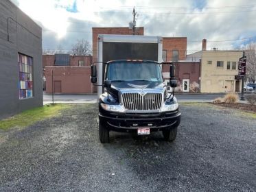 2006 INTERNATIONAL MODEL 4400 BOX TRUCK