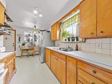 OPEN HOUSE SUNDAY, OCTOBER 12, 10AM-1PM