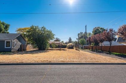 A READY-TO-BUILD LOT OFFERING A RARE OPPORTUNITY