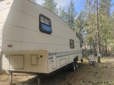 1996 REGAL PROWLER 28' FIFTH WHEEL