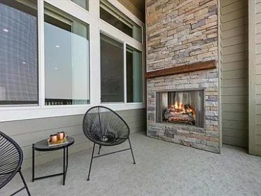 SWEEPING VIEWS, SOARING CEILINGS & MAIN FLOOR LIVING