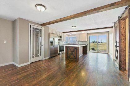 COUNTRY LIVING - MODERN COMFORT!