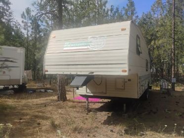 1996 REGAL PROWLER 28' FIFTH WHEEL