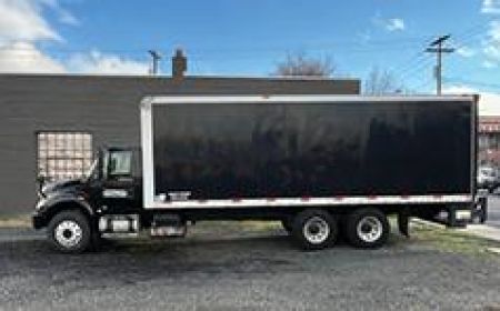 2006 INTERNATIONAL MODEL 4400 BOX TRUCK