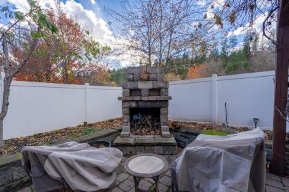 INVITING & COZY 3 BEDROOM, 2 BATHROOM HOME