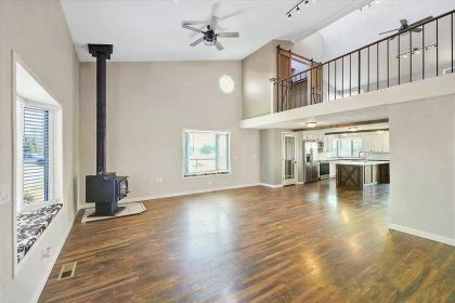 COUNTRY LIVING - MODERN COMFORT!