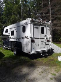 LANCE TRUCK CAMPER 1121