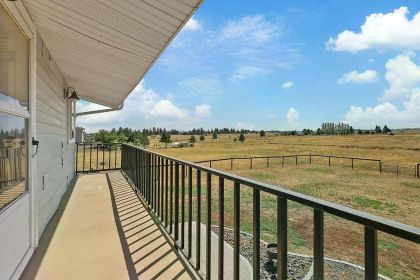 COUNTRY LIVING - MODERN COMFORT!