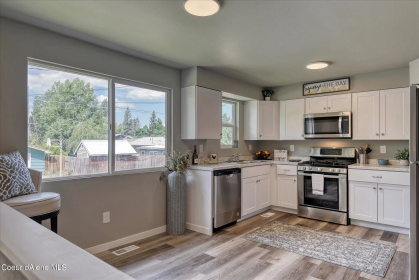 BEAUTIFULLY UPDATED SANDERS PARK HOME, COEUR d'ALENE