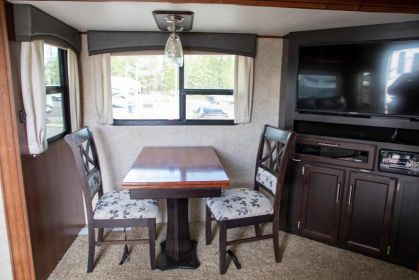 2017 5TH WHEEL WITH 3 SLIDES
