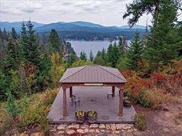 STUNNING VIEWS OF NEWMAN LAKE