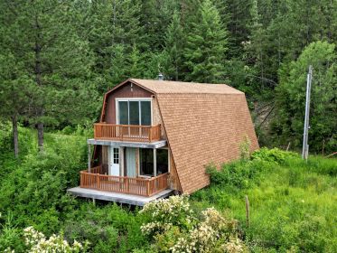 NEWMAN LAKE VIEWS! ENCHANTING DREAM RETREAT ON 10 ACRES